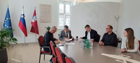 SGLZŠ _ podpis pogodbe za pod (2)